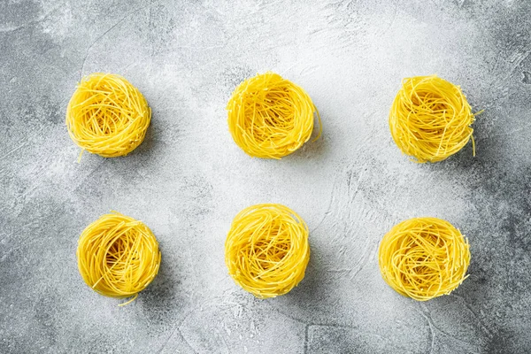 Angel Hair Pasta Set Auf Grauem Steinhintergrund Von Oben Gesehen — Stockfoto