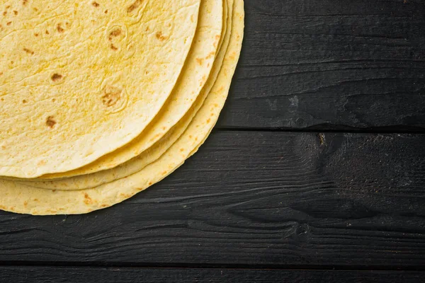 Tortilla Mais Giallo Fresco Sfondo Nero Tavolo Legno Vista Dall — Foto Stock