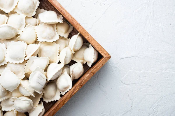 Conjunto Tortellini Ravioles Dumplings Congelados Caja Madera Sobre Fondo Blanco —  Fotos de Stock