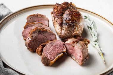 Geleneksel gurme ördek göğsü fileto seti, tabakta, beyaz taş arka planda.