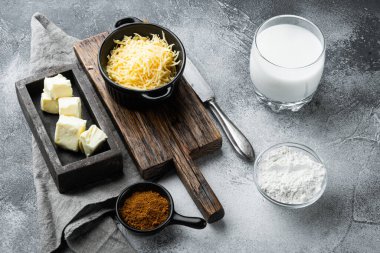 Beyaz Bechamel sos malzemeleri gri taş arka planda.