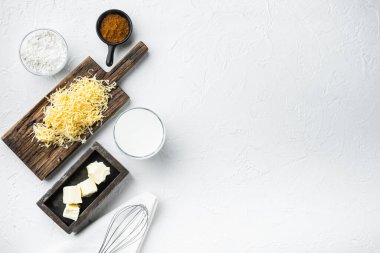 Beyaz taş zemin üzerinde, bechamel peynir beyaz sos seti hazırlama, üst görünüm, düz yatış, metin için metin alanı