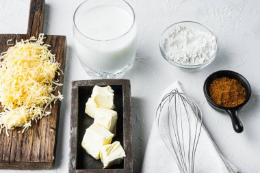 Beyaz taş zemin üzerinde bechamel peyniri beyaz sos seti hazırlama