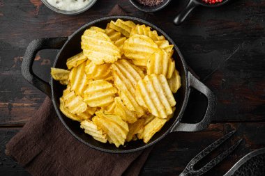 Patates cipsi seti, ekşi kremalı, eski, siyah ahşap masa, düz manzaralı