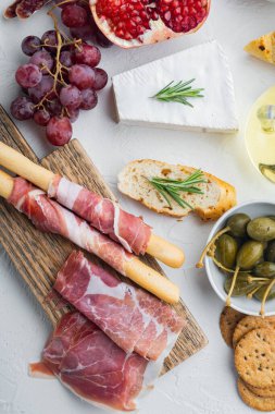 Beyaz arka planda, balon ve aroma baharatları, üst görünüm