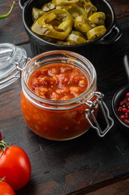 Geleneksel Latin Amerika Meksikalısı, salsa sosu, eski siyah ahşap masa arkaplanı.