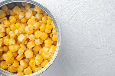 Tatlı mısır taneleri, beyaz arkaplanda, üst görünüm düz metin için kopyalama alanı ile yatıyordu