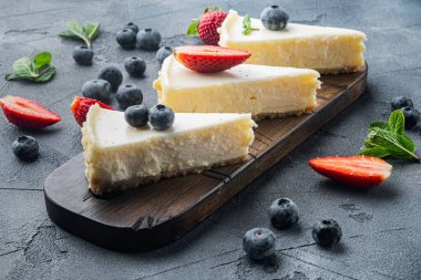 Gri arka planda taze berrie ile ev yapımı cheesecake.