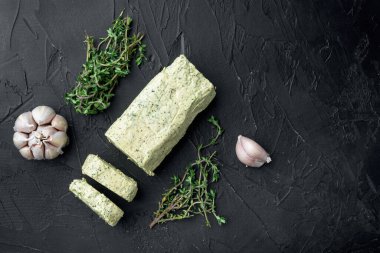 Herb Butter 'ın Chives, Basil, Oregano, Maysley seti, siyah taş zemin üzerinde, metin için kopya alanı ile birlikte.