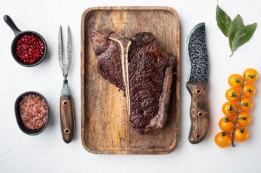 Büyük ızgara biftek seti, ahşap tepside, düz manzaralı.