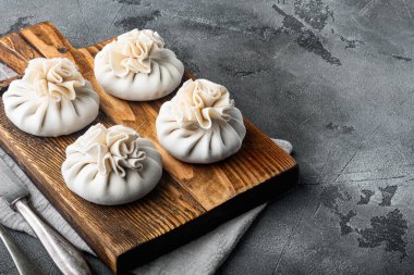 Ev yapımı, geleneksel Çin tavası kızartma seti, gri taş arka planda.