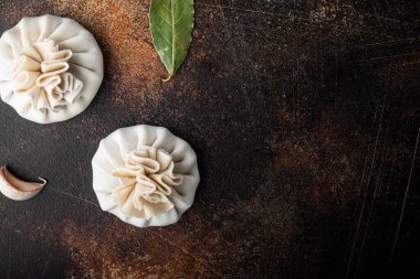 Özbek Manti. Manti ya da manty hamur köftesi, eski koyu rustik arka planda popüler Özbek-Asyalı yemek seti, üst görünüm düz, metin için kopyalama alanı ile