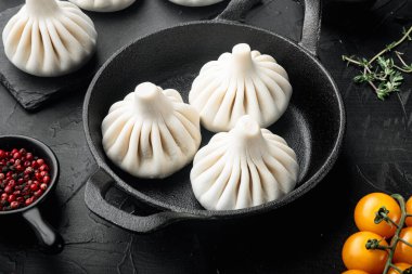 Ev yapımı, geleneksel Çin tavası kızartma hamuru seti, kızarmış demir tavada, siyah taş arka planda.