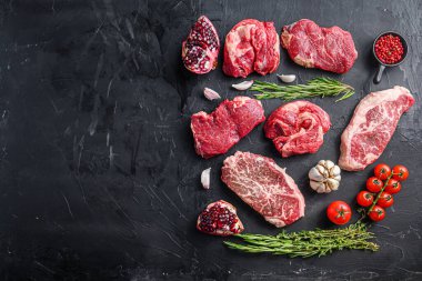Alternatif çiğ biftek dilimleri, üst bıçak, rulo köfte ve kıç bifteği, üst görünümde yazı için boşluk.