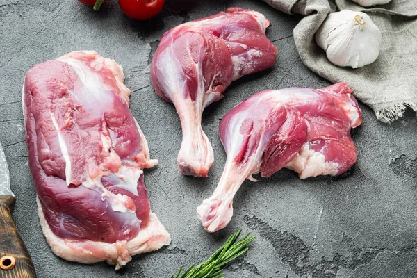 Friss Kacsacomb Emlőhús Készlet Gyógynövényekkel Összetevőkkel Szürke Alapon — Stock Fotó