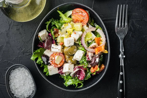 Salada Grega Tradicional Com Legumes Frescos Feta Azeitona Fundo Preto — Fotografia de Stock