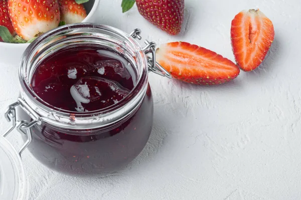 Pot Confiture Fraises Naturel Sur Fond Blanc — Photo