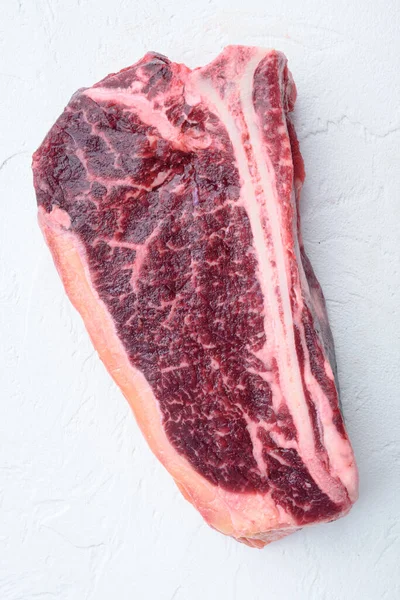 有機牛肉生ステーキセット クラブステーキカット 白い石の表面に トップビューフラットレイ — ストック写真