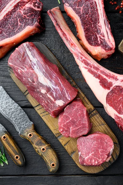 Čerstvé Hovězí Steak Mignon Celý Cut Set Černém Dřevěném Stole — Stock fotografie