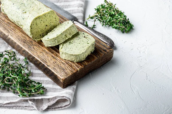 Herb Butter 'ın Chives, Basil, Oregano, Maysley seti beyaz taş zemin üzerinde, metin için kopya alanı ile birlikte.