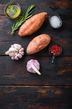 Eski ahşap masada otlu tatlı patates ya da sopa, üst manzaralı metin için yer..