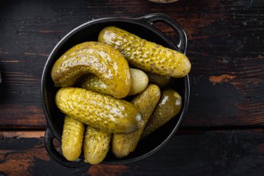 Salatalık turşusu, eski koyu ahşap masa arkaplanı, üst düz yatıyordu.