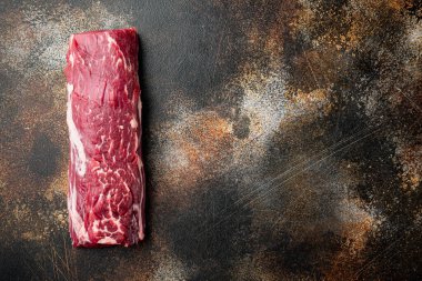 Taze Ham Biftek Mignon tüm set, eski koyu rustik arka plan, üst görünüm düz, metin alanı için kopyalama alanı ile