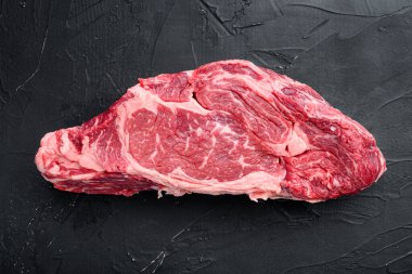 Çiğ et seti, siyah taştan arka plan, kaburga kesimi, üst manzara düz.