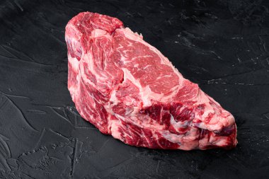 Siyah Angus Prime et setinin işlenmemiş taze eti, siyah taş arka planda, metin için kopyalama alanı