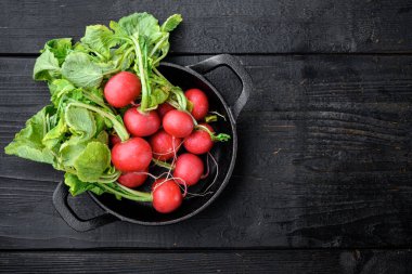 Taze çiftlik turpu, kırsal arka plan. Doğal eko ürünleri seti, siyah ahşap masa arkaplanı, üst görünüm düz yatay, metin alanı için kopyalama alanı