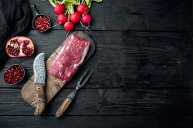 Çiğ biftek fileto fileto fileto seti, siyah ahşap masa arkaplanı, üst görünüm düz, metin alanı için kopyalama alanı