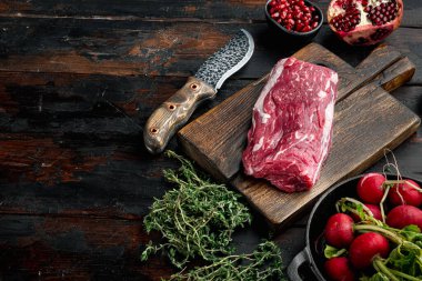 Lezzetli taze et aperatifleri. Et carpaccio taze malzemeler seti. Eski, siyah ahşap masa zemininde.