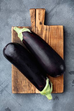 Bahçe çiftliğinden çiğ patlıcan seti, gri taş arka planda, düz manzaralı