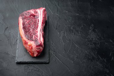 Çiğ taze et, eski Club Steak seti, siyah taş arka planda, metin için kopyalama alanı ile