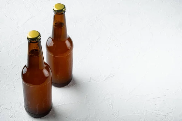 Cerveza Fresca Frascos Vidrio Sobre Superficie Piedra Blanca Con Espacio —  Fotos de Stock