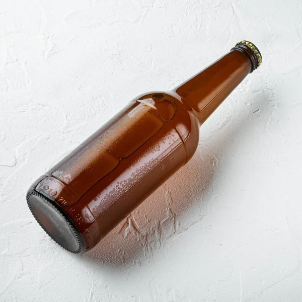 Świeże Piwo Szklanych Butelkach Białej Kamiennej Powierzchni Kwadratowy Format — Zdjęcie stockowe