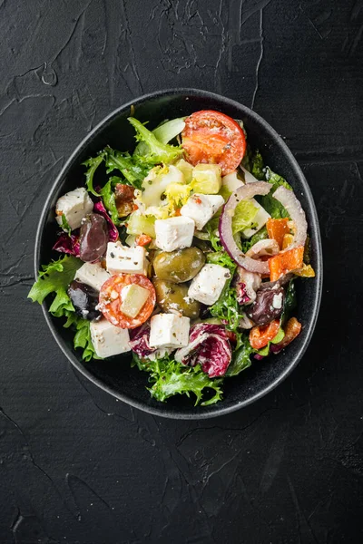 Salada Grega Tradicional Com Legumes Frescos Feta Azeitona Fundo Preto — Fotografia de Stock