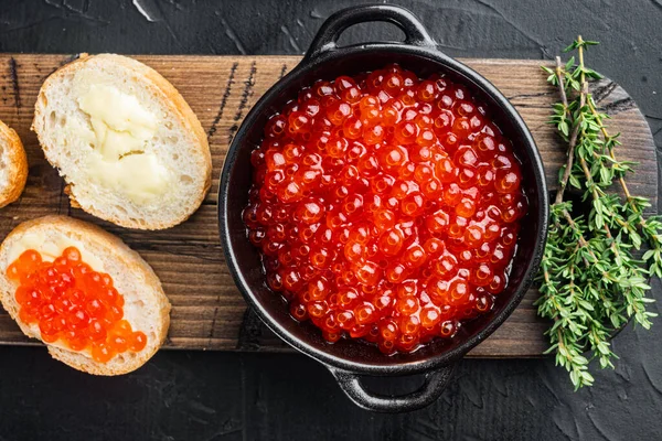 Canape Toast Met Rode Kaviaar Zwarte Achtergrond — Stockfoto