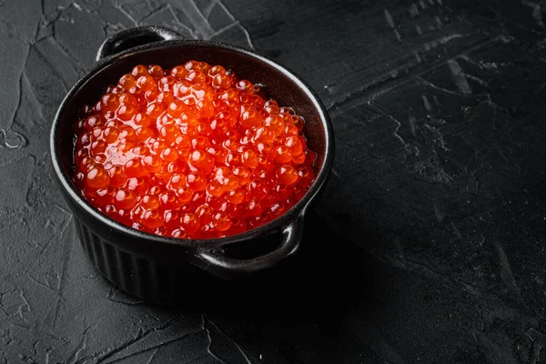 Caviar Salmão Vermelho Tigela Fundo Preto Com Espaço Cópia Para — Fotografia de Stock