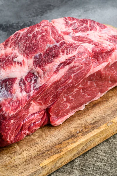 肉厚の生牛の肋骨の目 大理石の有機肉リブアイステーキセット 灰色の石の背景に — ストック写真