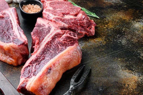 Prvotřídní Řízek Syrový Bone Steak Pro Bbq Set Starém Tmavém — Stock fotografie
