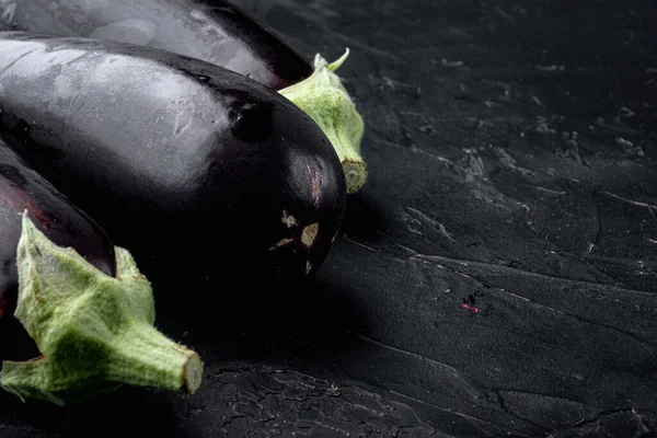 Vibrant Reflective Purple Eggplant Aubergine Vegetables Set Black Stone Background — Stock Photo, Image