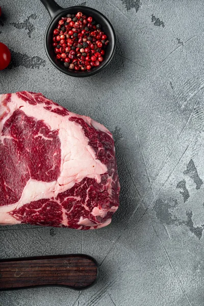 Grill Tomahawk Márványozott Marhahús Szett Szürke Háttér Felülnézeti Lapos Laikus — Stock Fotó