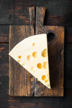 Maasdam peynir seti, eski siyah ahşap masa, üst manzara düz yatıyordu