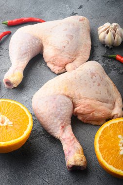 Gri arka planda yapış yapış tavuk malzemeleri seti.