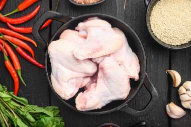 Yapışkan kanatlar dizildi, ve susam, kızgın demir tavada, siyah ahşap masa, üst görünüm düz yatıyordu