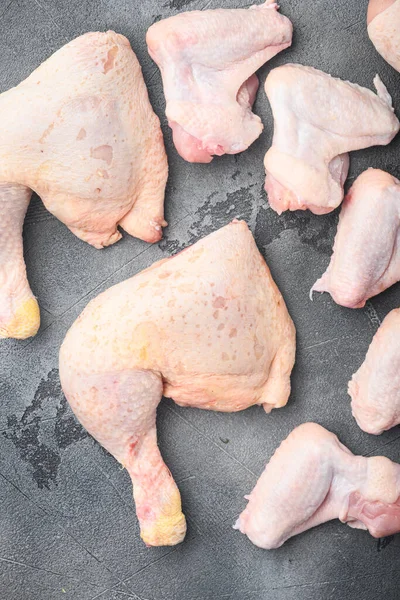 生の調理されていない鶏の足 ドラムスティックセット 灰色の石の背景に トップビューフラットレイアウト — ストック写真