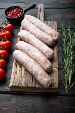 Geleneksel mest sosisler, eski siyah ahşap arka planda..