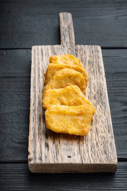 Kızarmış tavuk nugget eti. Siyah ahşap masada..