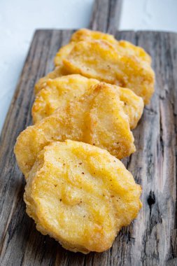 Beyaz arka planda kızarmış tavuk göğsü külçeleri..